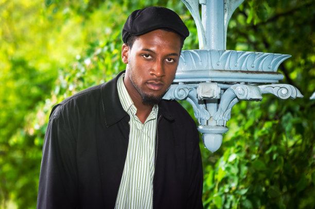 年轻的黑人男子图片下载