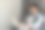 坐在客厅的沙发上，用笔记本电脑工作，用电脑学习或教育的亚洲男人的肖像。图片下载