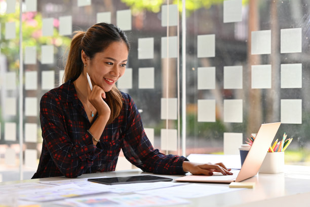 亚洲平面设计师创建用户界面与笔记本电脑和平板电脑，绘图Ux Ui网站，创意职业自由。图片下载
