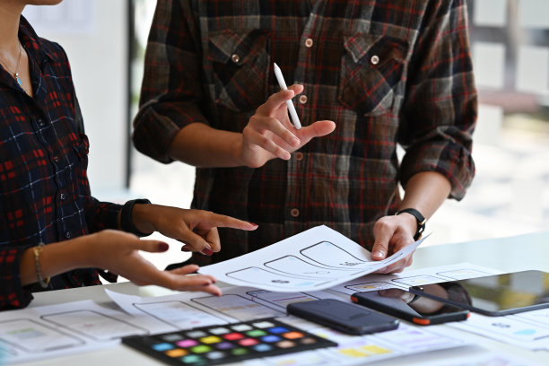 与Ux和Ui开发团队讨论Ux和Ui移动应用模板设计，Ux Ui设计概念。图片下载