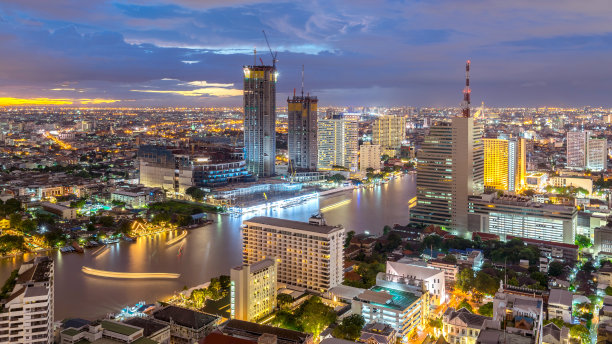 都市之夜美丽的日落曲线湄南河长曝光光曼谷市区城市景观城市天际线泰国2017 -城市景观曼谷城市泰国图片下载