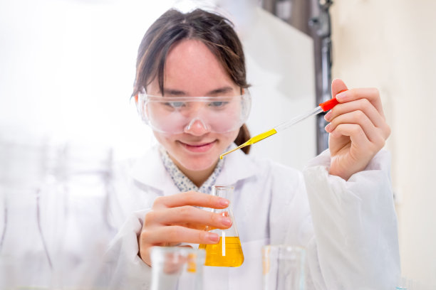 青少年科学家在医学科学实验室，科学与教育。图片下载