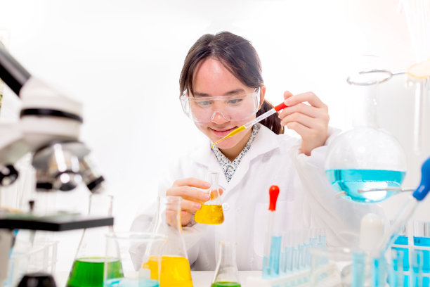 青少年科学家在医学科学实验室，科学与教育。图片下载