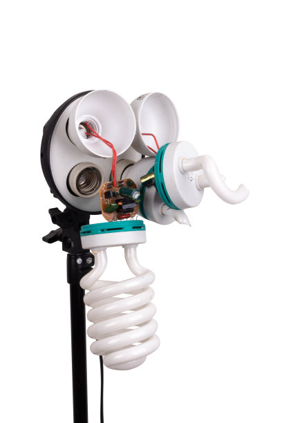 破碎的工作室灯孤立在白色背景上图片下载