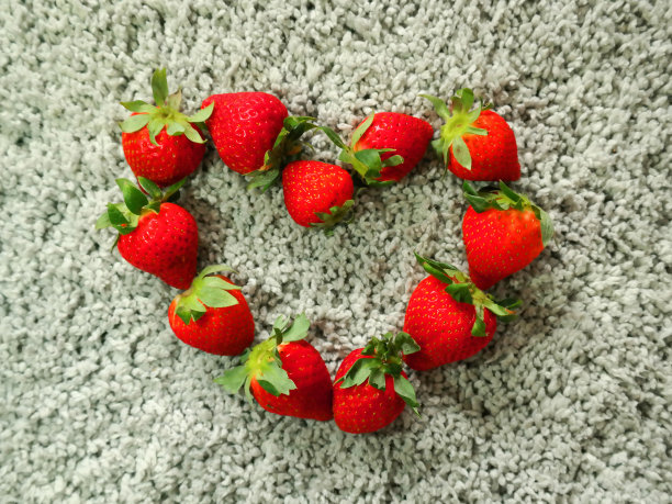 松软背景上的草莓心图片下载