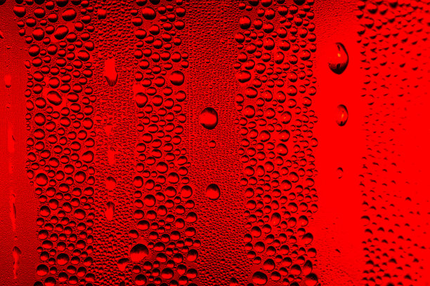 红色宏饮水滴纹理，水滴在红色背景图片下载
