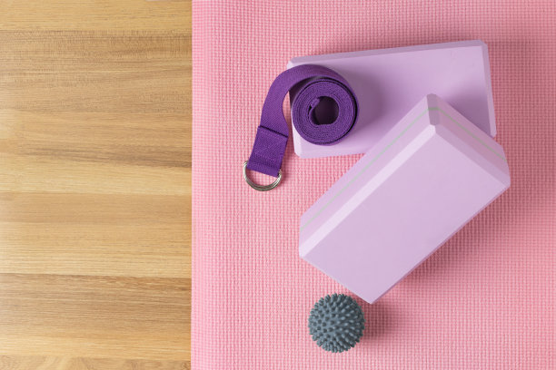 用于训练的瑜伽砖、运动垫和瑜伽带。图片下载