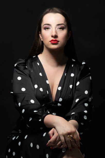 美丽的女人与长头发的工作室肖像图片下载