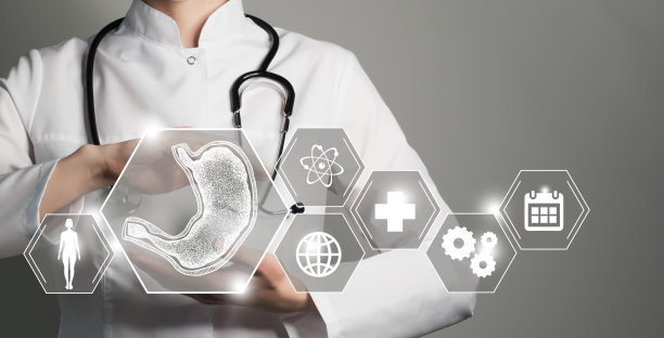 不明身份的女医生手持胃部器官的图形虚拟可视化模型。背景上有多个医学图标。图片下载