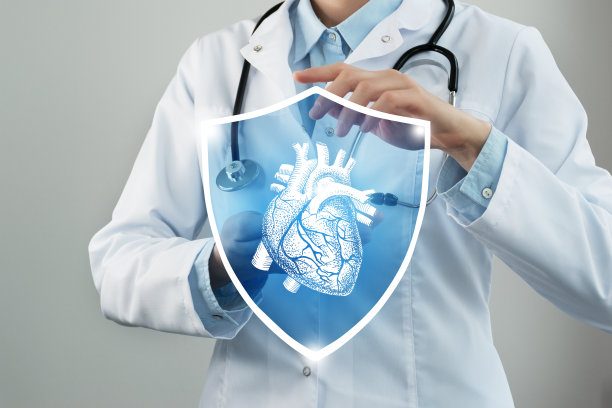无法辨认的女医生手持盾牌和图形虚拟可视化的心脏器官在手中。图片下载