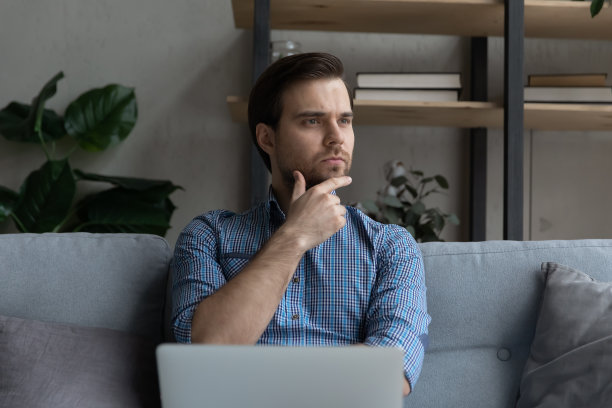 有思想的年轻人考虑在家解决问题。图片下载