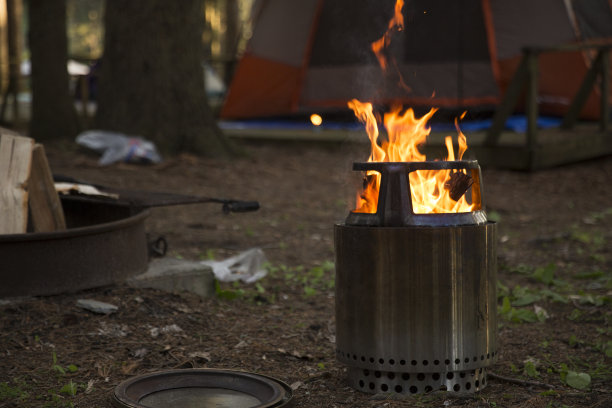 露营地的单人火炉图片下载