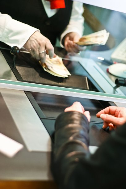 银行职员在银行出纳处数钱图片下载