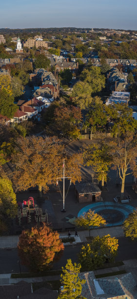 邱园山，皇后区，纽约市。高分辨率垂直缝合全景。图片下载
