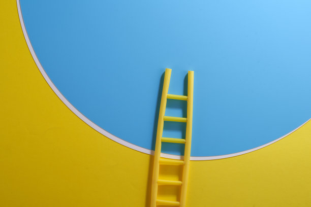 玩具阶梯对蓝色BND黄色背景图片下载
