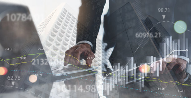 双重曝光商人使用笔记本电脑和现代建筑分析商业数据和财务图表、经济增长图表的形象图片下载