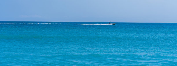 一艘船在地平线上疾驰的大西洋全景图片下载