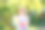 学龄前的小女孩拿着画，画着五颜六色的水彩画。快乐的孩子戴着眼镜，教育和学校理念。儿童创意休闲。图片下载