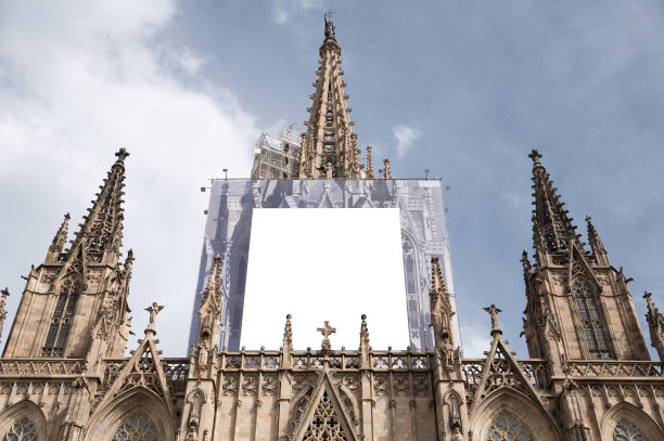 大教堂正面的空白广告牌图片下载