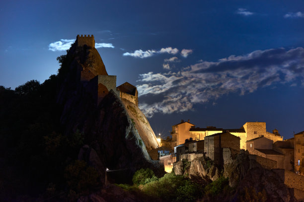 西西里岛中部埃纳省的Sperlinga村图片下载