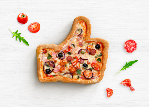 混合香肠和西红柿做成大拇指朝上的形状。食品艺术理念。3 d演示。图片下载