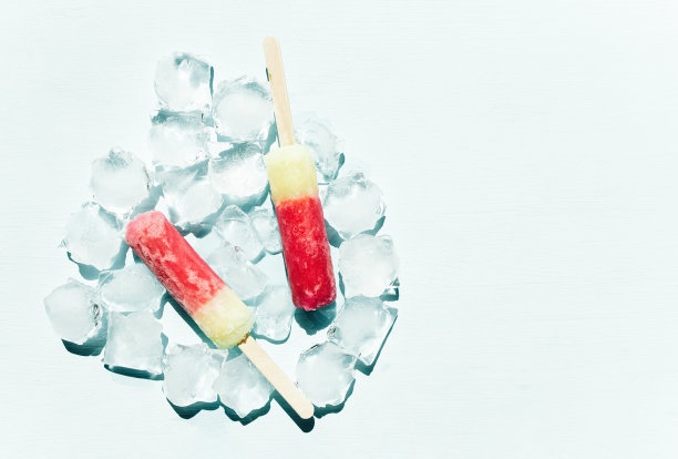 两个冰淇淋和冰块图片下载