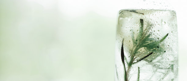 冷饮放在白色的桌子上图片下载