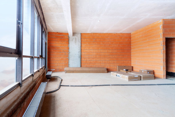 住宅内饰建筑中的未完成房间，红砖光墙，天窗。图片下载