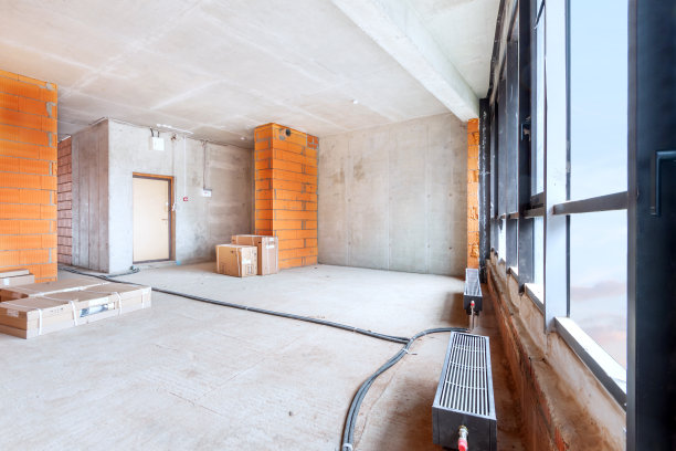 住宅内饰建筑中的未完成房间，红砖光墙，天窗。图片下载