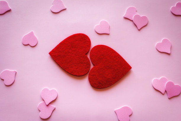 世界接吻日概念红色和粉红色的接吻心图片下载
