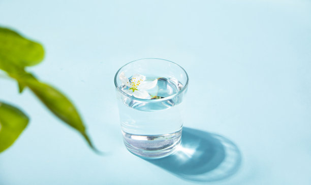 新鲜的清水喝白花苹果树在玻璃图片下载