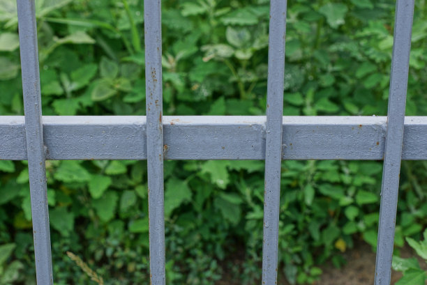 铁棒呈灰色金属质感图片下载