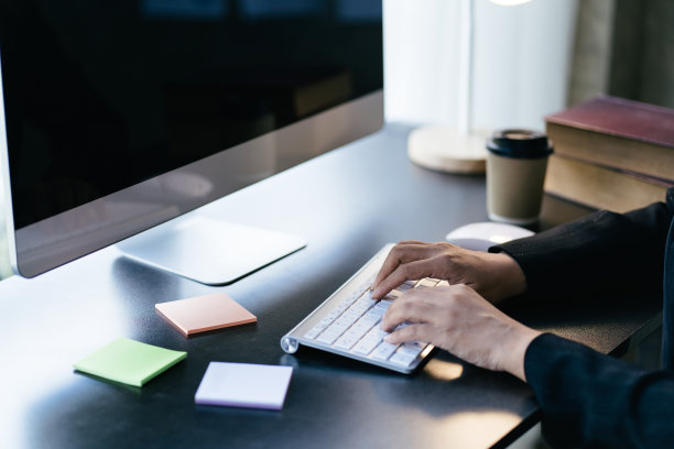 一位在办公室用笔记本电脑工作的亚洲女性。商业金融的概念。图片下载