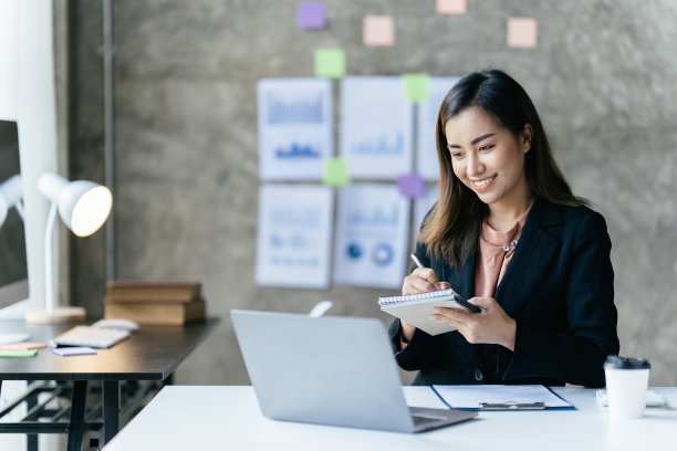 一位在办公室用笔记本电脑工作的亚洲女性。商业金融的概念。图片下载