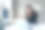亚洲商业女性在办公室穿着正式的西装愉快地使用智能手机和工作。图片下载