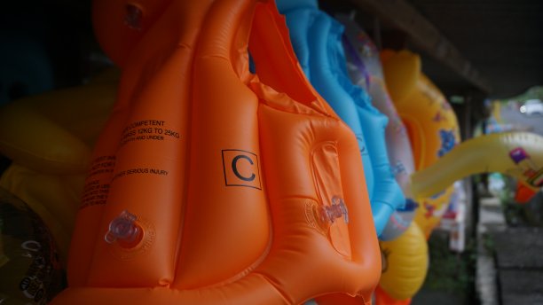 悬挂儿童彩色夹克救生圈图片下载