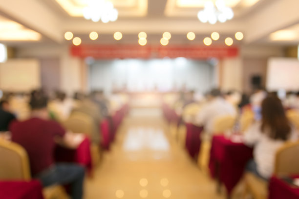 模糊的背影参加会议的人图片下载