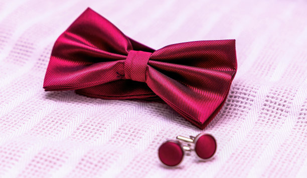 新郎的领结放在床上图片下载