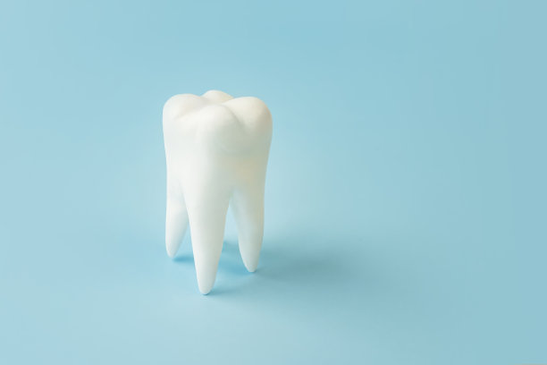 蓝色背景上的白色健康牙齿拷贝空间。图片下载