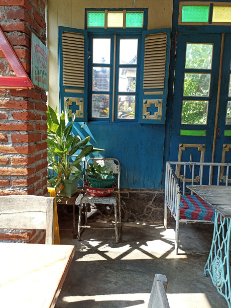 旧的彩色的窗户。图片下载