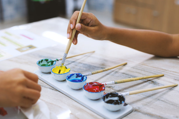特写油彩色调色板与油漆刷。儿童艺术与工艺创意活动课在工作坊。为孩子DIY，家庭活动，手工装饰。图片下载