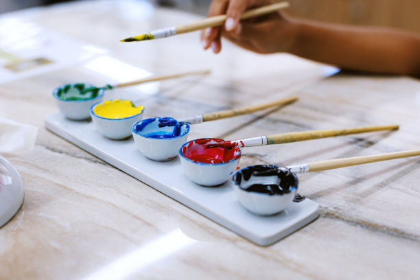特写油彩色调色板与油漆刷。儿童艺术与工艺创意活动课在工作坊。为孩子DIY，家庭活动，手工装饰。图片下载