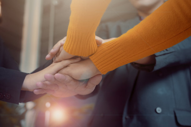 随着我们回归正常的工作生活，办公室变得越来越忙。图片下载