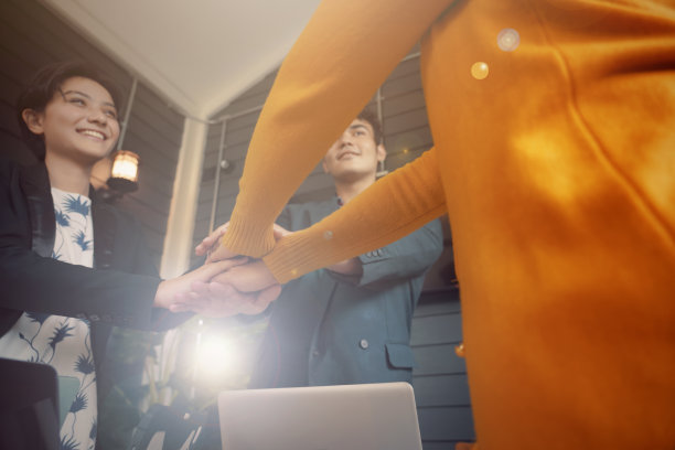 随着我们回归正常的工作生活，办公室变得越来越忙。图片下载