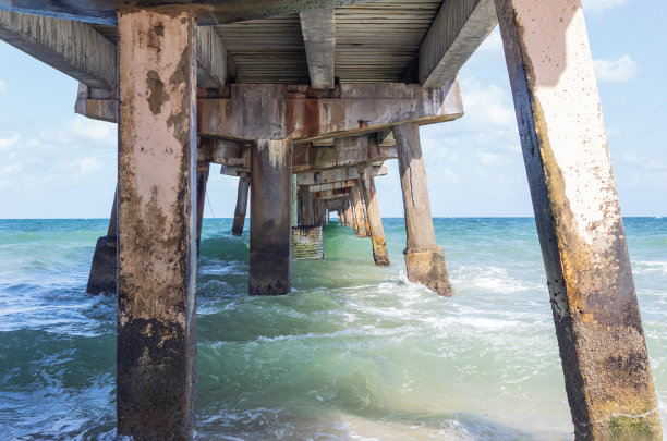 从下面看码头，海浪拍打着它图片下载