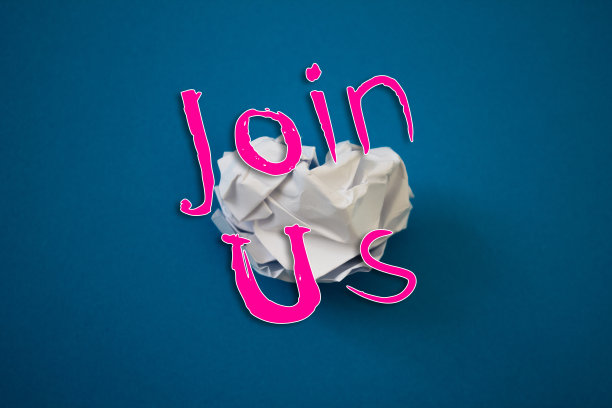 加入我们的文本撕裂，皱巴巴的白纸彩色背景。图片下载