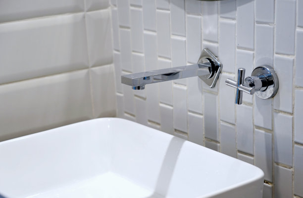 浴室内部有洗手盆龙头，墙壁用白色瓷砖。图片下载