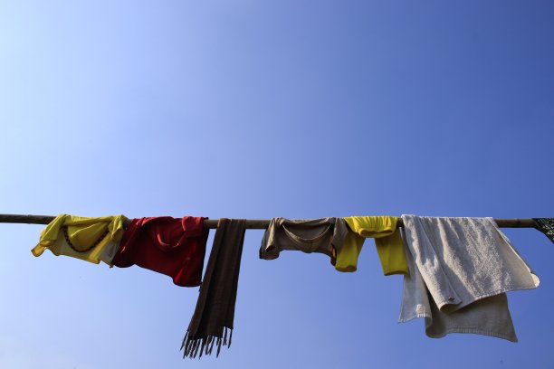 在阳光下晾晒衣物图片下载