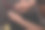维修人员用一小块布清洗底部支架的轴承。自行车修理店的维修服务。图片下载