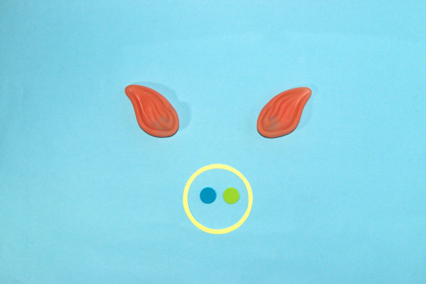 小猪创意设计从圆圈和耳朵开始，以极简概念的淡蓝色为背景，色彩斑斓的小猪图片下载